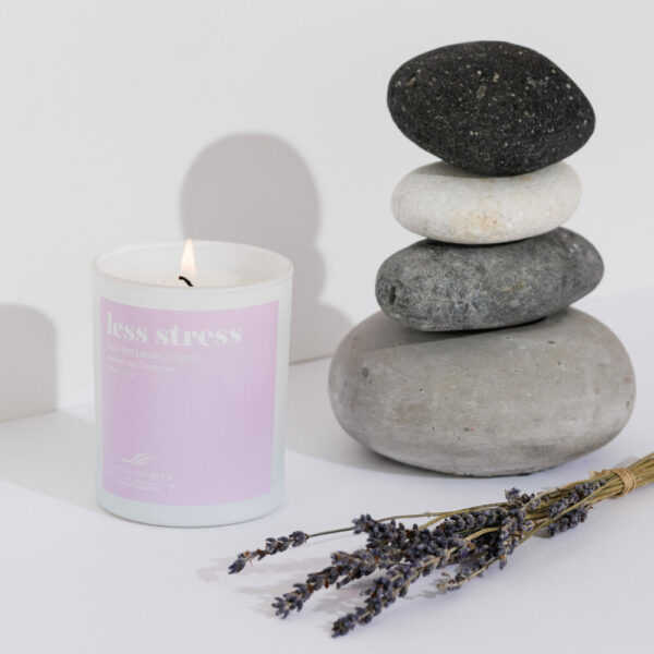 Eνυδατικό κερί σόγιας με άρωμα λεβάντας- less stress wellbeing soya candle